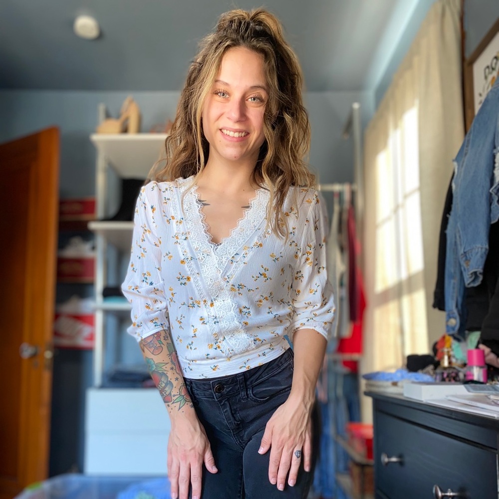 🐞White Blouse w/ mustard yellow flowers